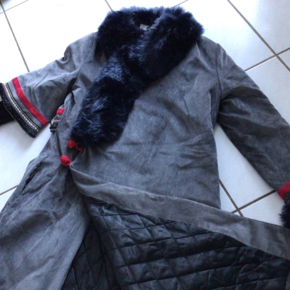 Interesting asymmetric sleeves winter coat. - Picture 2 of 3